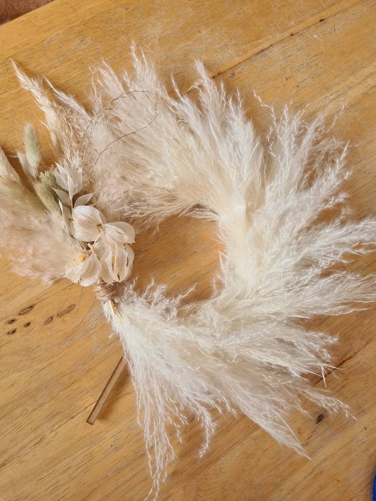 Fluffy white Pampas cake topper wreath